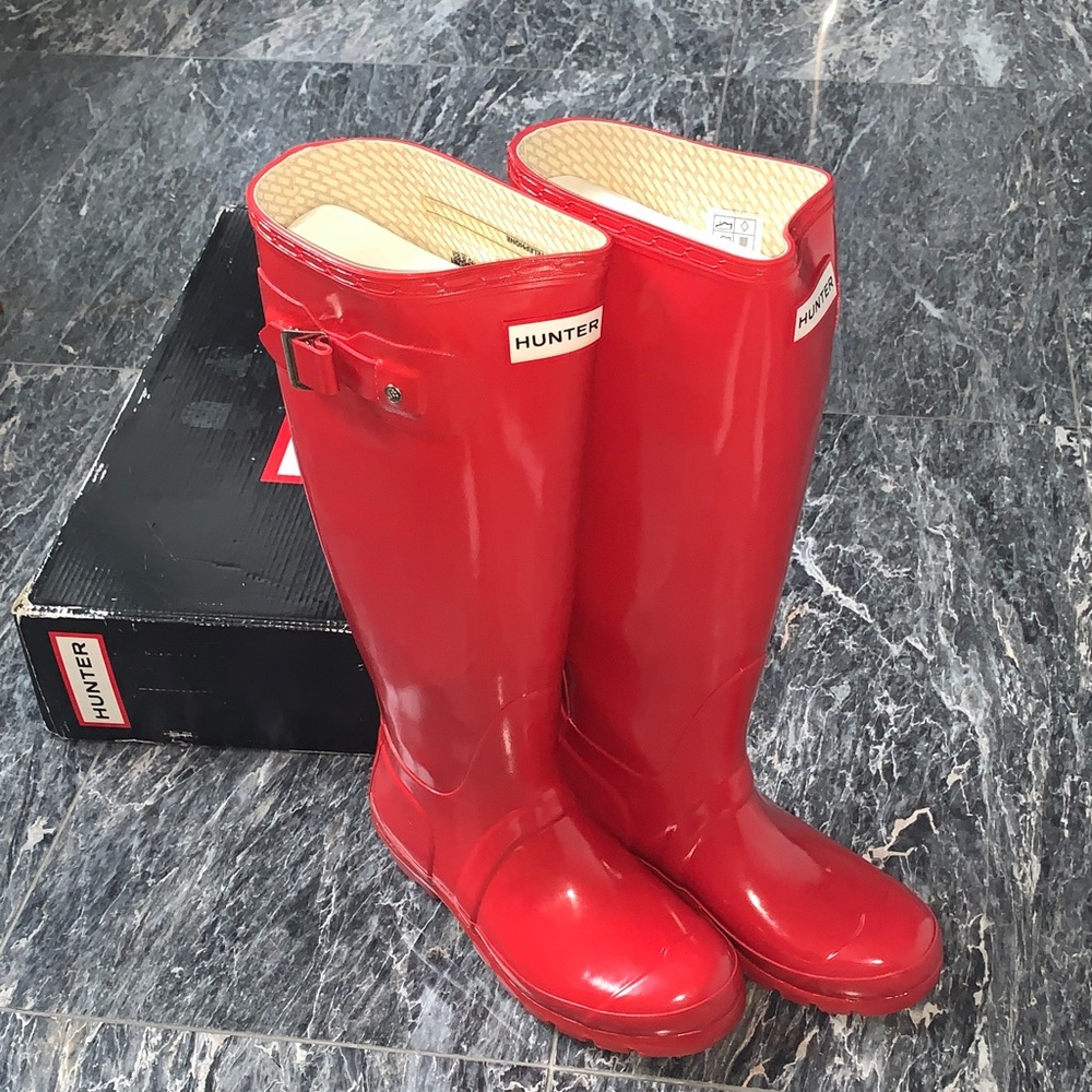 AUTHENTIC Hunter Women's Glossy Red Rain Boots 
Tour style 14” shaft
